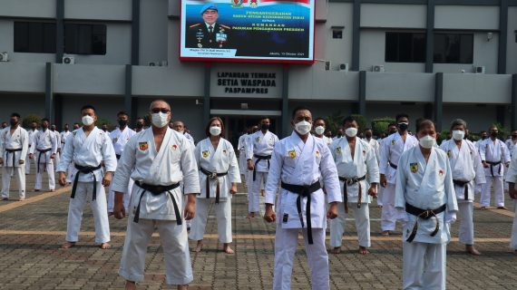 Penganugerahan Sabuk Hitam Kehormatan INKAI Kepada Komandan Pasukan Pengamanan Presiden Mayjen TNI Tri Budi Utomo, S.E.