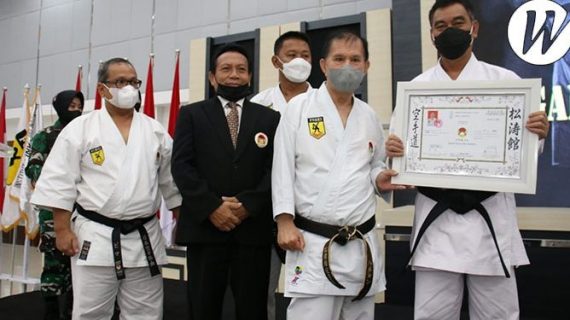 Turut Andil Majukan Karate, Pangdam XII/Tpr Terima Anugerah Sabuk Hitam (Dan 6) INKAI